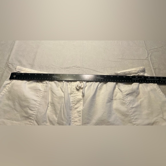 L.L. Bean Women's White Shorts - Picture 6 of 7